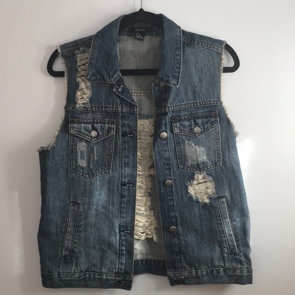 🎉Forever 21 distressed jean vest